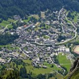 Le village de Loeche-les-Bains n'est pas connu que pour ses thermes ou son domaine skiable. Son festival international de littérature a notamment reçu cette année le Prix Culture et Economie Valais. KEYSTONE/JEAN-CHRISTOPHE BOTT
